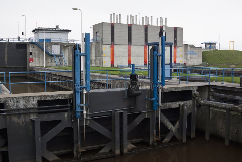 New Statenzijl is a little village in the Dutch province of Groningen near the German border and counts about five houses and a large sluice which separates the Westerwoldse Aa and Dollard. Left of the large sluice there is a sash lock for shipping. New Statenzijl is a little village in the Dutch province of Groningen near the German border and counts about five houses and a large sluice which separates the Westerwoldse Aa and Dollard. Left of the large sluice there is a sash lock for shipping.