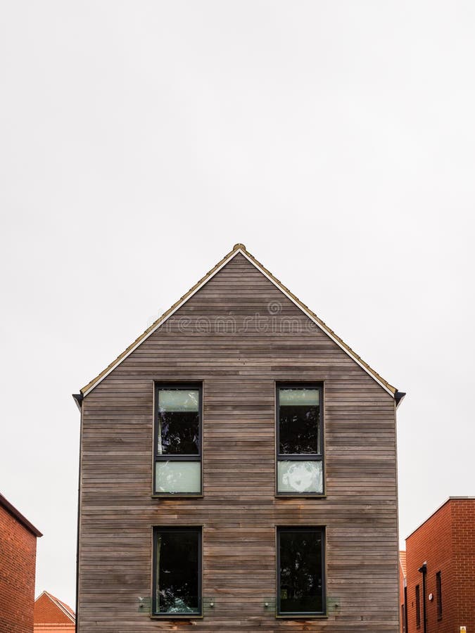 Nieuw uniek ontwerp modern losgemaakt huis in Engeland stock fotografie Nieuw uniek ontwerp modern losgemaakt huis in Engeland stock fotografie