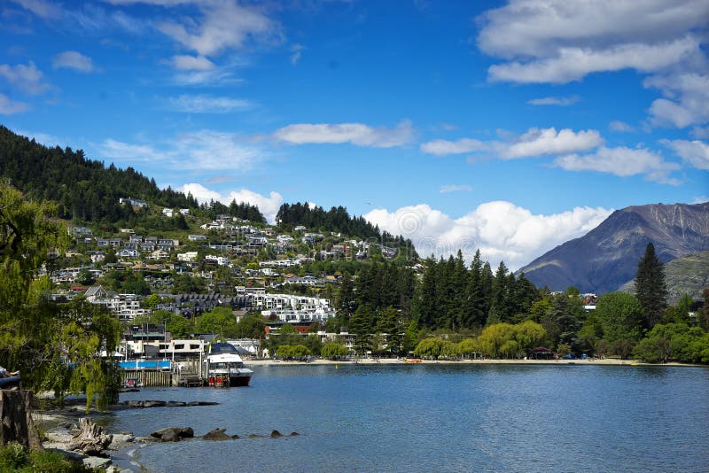 Nieuw Zeeland, Mening van Queenstown en Meer Wakatipu royalty-vrije stock foto Nieuw Zeeland, Mening van Queenstown en Meer Wakatipu royalty-vrije stock foto