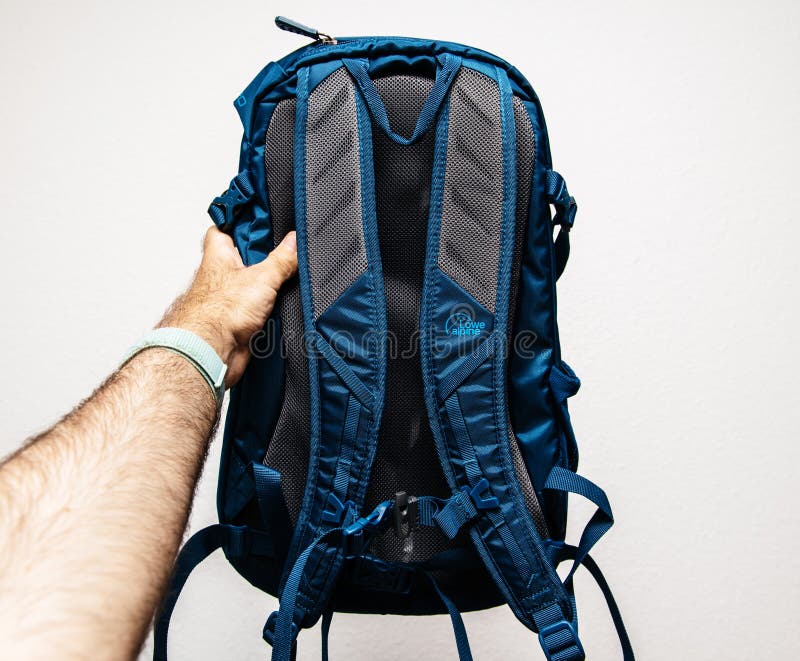 nieuwe blauwe die rugzak door Lowe Alpine achtermening in handen wordt gemaakt royalty-vrije stock foto nieuwe blauwe die rugzak door Lowe Alpine achtermening in handen wordt gemaakt royalty-vrije stock foto