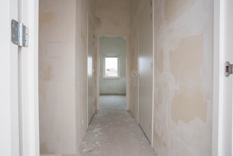 Nieuwe bouwbezit die - tot nieuwe flat leiden - Deur aan moderne woonkamer royalty-vrije stock foto Nieuwe bouwbezit die - tot nieuwe flat leiden - Deur aan moderne woonkamer royalty-vrije stock foto
