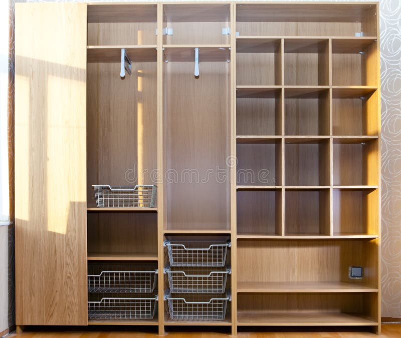Nieuwe garderobe in de loop van assemblage stock foto's Nieuwe garderobe in de loop van assemblage stock foto's