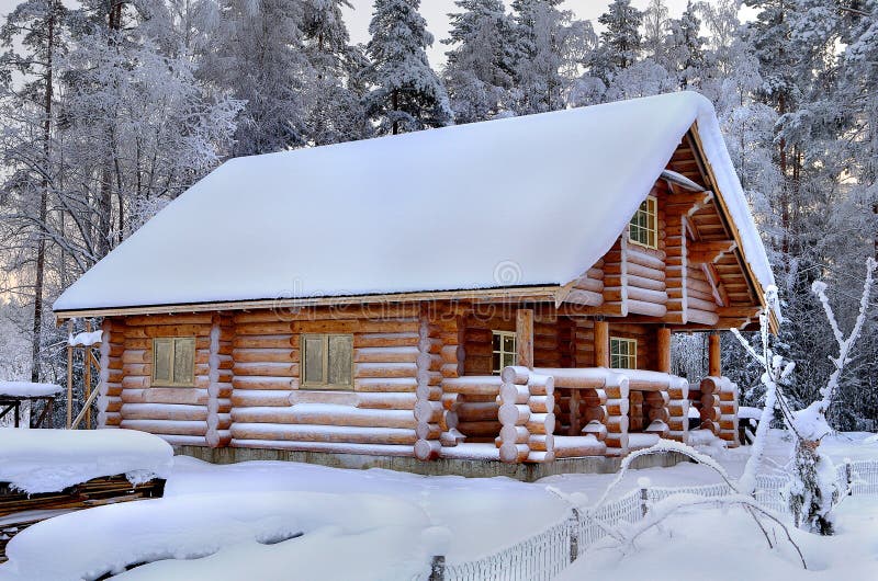Nieuwe houten Russische sauna in een sneeuw de winter bos, zonnige dag stock fotografie Nieuwe houten Russische sauna in een sneeuw de winter bos, zonnige dag stock fotografie