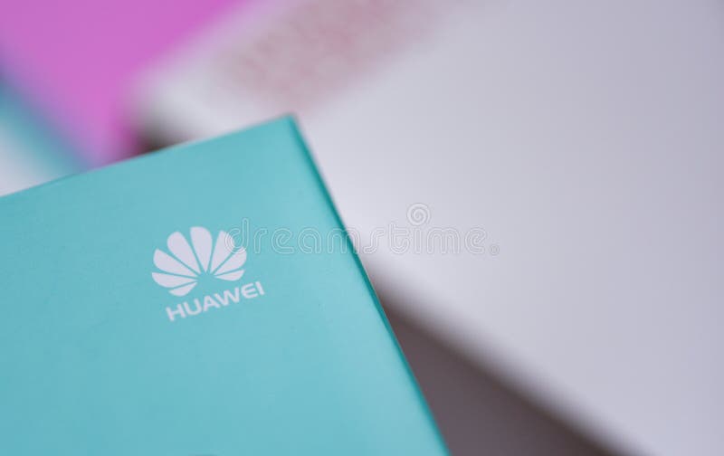 Nieuwe huaweismartphone van de pakketdoos met wit HUAWEI-embleem op hoogste blauwe achtergrond stock fotografie Nieuwe huaweismartphone van de pakketdoos met wit HUAWEI-embleem op hoogste blauwe achtergrond stock fotografie