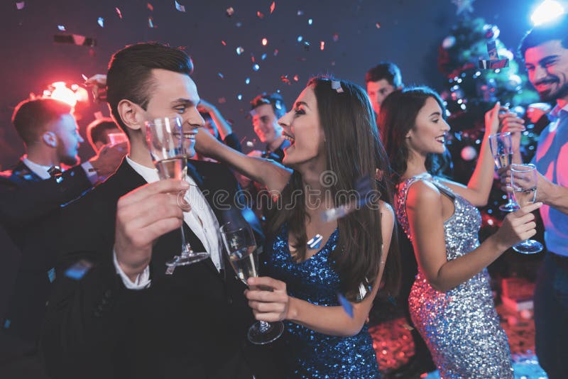 Nieuwe jaarpartij Jong paar die met glazen champagne in handen dansen stock afbeeldingen Nieuwe jaarpartij Jong paar die met glazen champagne in handen dansen stock afbeeldingen