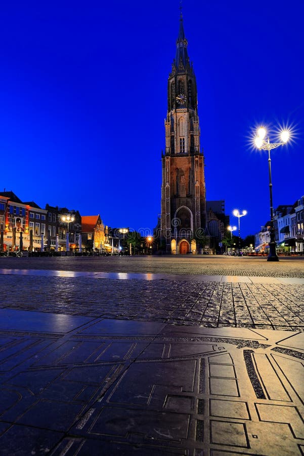 Nieuwe Kerk (новая церковь) в Делфте к ноча стоковые фотографии rf Nieuwe Kerk (новая церковь) в Делфте к ноча стоковые фотографии rf