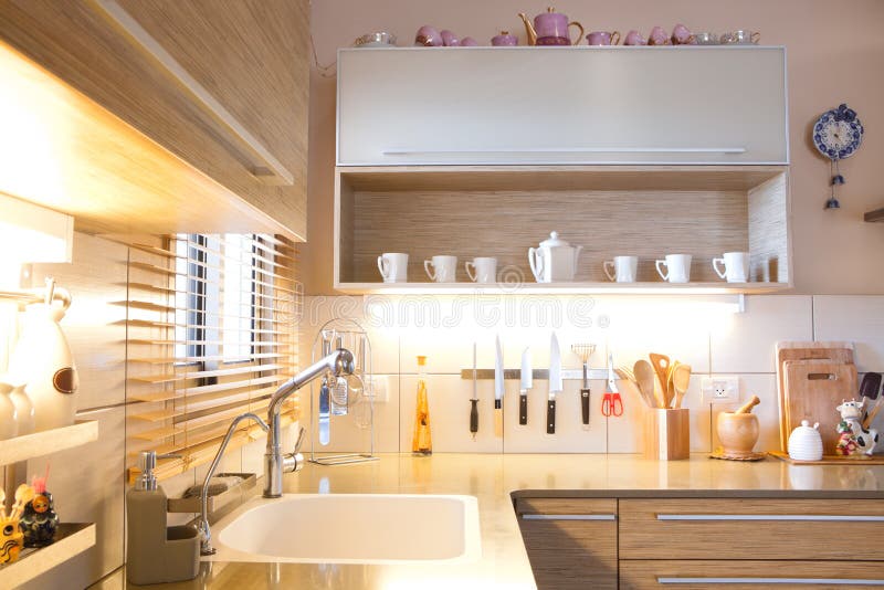 Nieuwe keuken in een modern huis royalty-vrije stock foto's Nieuwe keuken in een modern huis royalty-vrije stock foto's
