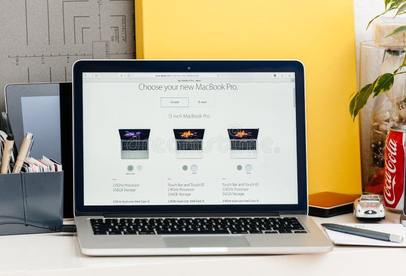 Nieuwe MacBook Pro-retina met aanrakingsbar 13 duimvertoning, 15 duim D royalty-vrije stock afbeeldingen Nieuwe MacBook Pro-retina met aanrakingsbar 13 duimvertoning, 15 duim D royalty-vrije stock afbeeldingen