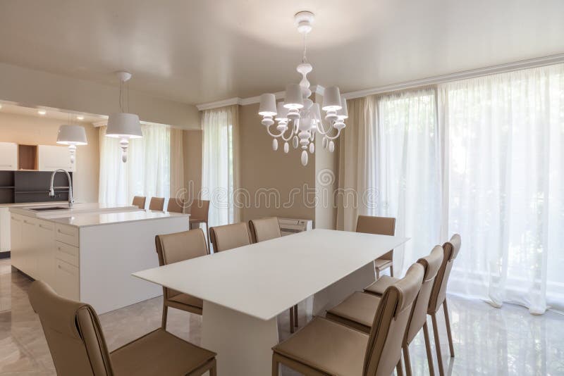 Nieuwe moderne woonkamer met keuken Nieuw huis Binnenlandse fotografie stock fotografie Nieuwe moderne woonkamer met keuken Nieuw huis Binnenlandse fotografie stock fotografie