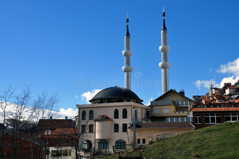 Nieuwe moskee met twee minaretten in Restelica-dorp royalty-vrije stock fotografie Nieuwe moskee met twee minaretten in Restelica-dorp royalty-vrije stock fotografie