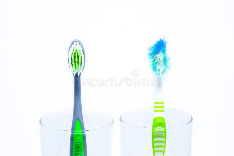 Nieuwe Tandenborstel En Oude Tandenborstel in Duidelijk Glas Beschadigd Stock Foto - Image of vers, reiniging: