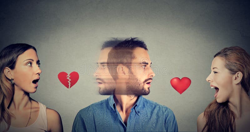 Nieuwe verhouding Portret van twee vrouwen en mannen één die elegante kleren op zwarte dragen Man dalingen van liefde met een and royalty-vrije stock foto's Nieuwe verhouding Portret van twee vrouwen en mannen één die elegante kleren op zwarte dragen Man dalingen van liefde met een and royalty-vrije stock foto's