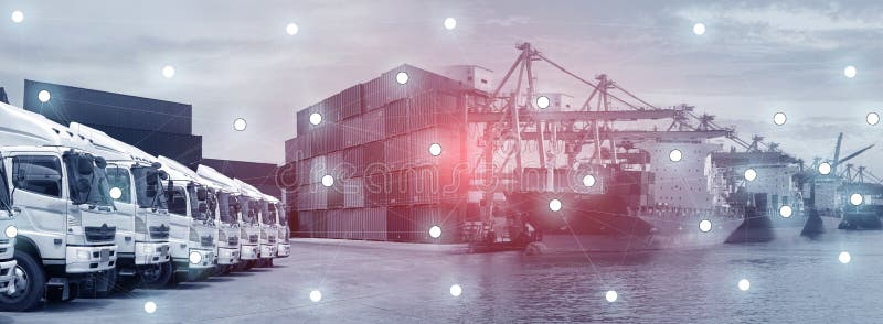 Nieuwe vrachtwagenvloot met containerdepot zoals voor het verschepen en logistiek de vervoersindustrie royalty-vrije stock afbeelding Nieuwe vrachtwagenvloot met containerdepot zoals voor het verschepen en logistiek de vervoersindustrie royalty-vrije stock afbeelding