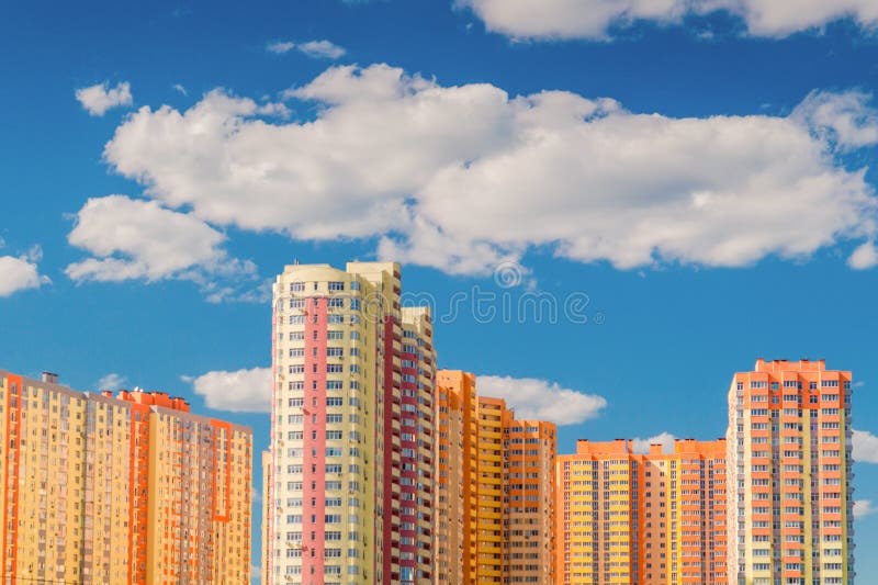 Nieuwe woningbouw met meerdere verdiepingen vóór levering royalty-vrije stock foto Nieuwe woningbouw met meerdere verdiepingen vóór levering royalty-vrije stock foto
