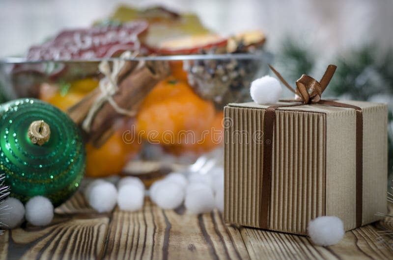 Nieuwe year' s gifttribunes op een houten lijst naast de sinaasappelen, de mandarijnen, de sneeuwvlokken en Kerstmisspeelgoe royalty-vrije stock afbeelding Nieuwe year' s gifttribunes op een houten lijst naast de sinaasappelen, de mandarijnen, de sneeuwvlokken en Kerstmisspeelgoe royalty-vrije stock afbeelding