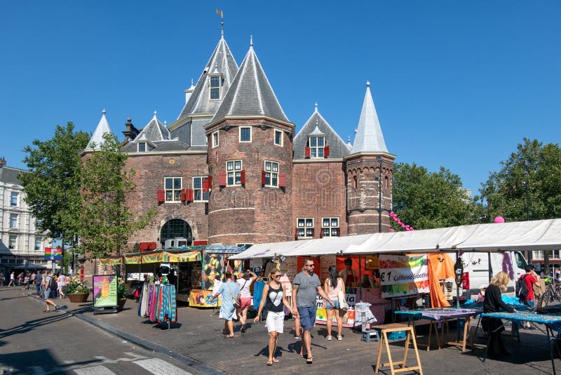 Nieuwmarkt kwadrat z ludźmi odwiedza rynek, Amsterdam holandie zdjęcie royalty free