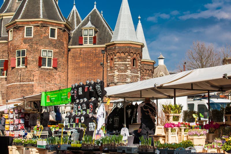 Nieuwmarkt kwadrata dzienni ogólni towary wprowadzać na rynek w starym centre Amsterdam zdjęcia stock