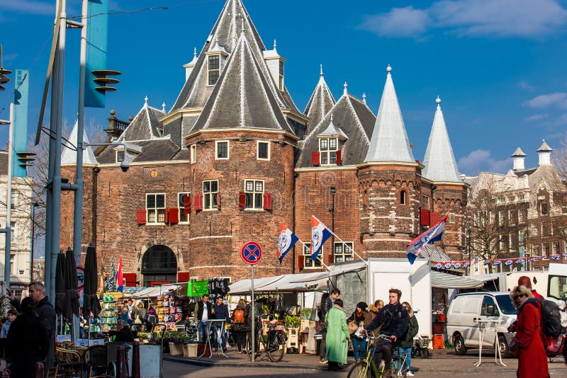 Nieuwmarkt kwadrata dzienni ogólni towary wprowadzać na rynek w starym centre Amsterdam fotografia stock