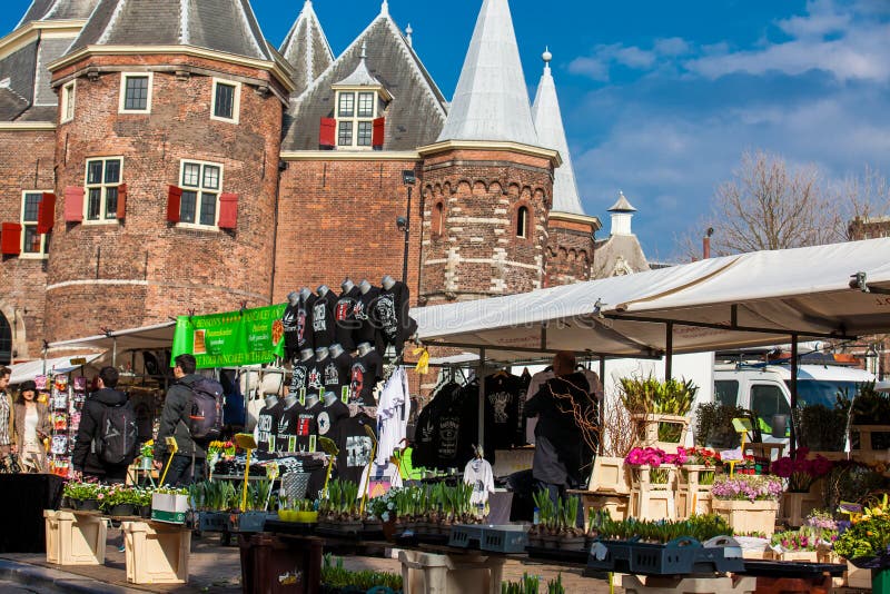 Nieuwmarkt kwadrata dzienni ogólni towary wprowadzać na rynek w starym centre Amsterdam zdjęcia royalty free