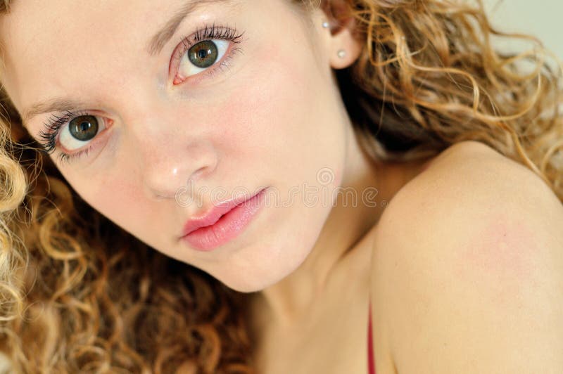 Nieuwsgierige jonge vrouw stock afbeelding Nieuwsgierige jonge vrouw stock afbeelding