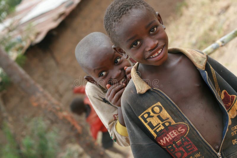 Nieuwsgierige Kinderen van Afrika royalty-vrije stock fotografie Nieuwsgierige Kinderen van Afrika royalty-vrije stock fotografie