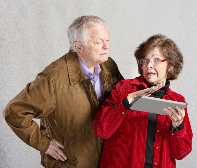 Nieuwsgierige Mens en Dame met Tablet royalty-vrije stock foto Nieuwsgierige Mens en Dame met Tablet royalty-vrije stock foto