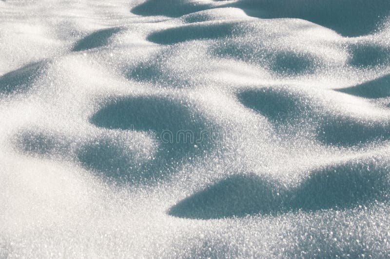Textura de la superficie de la nieve en la puesta del sol