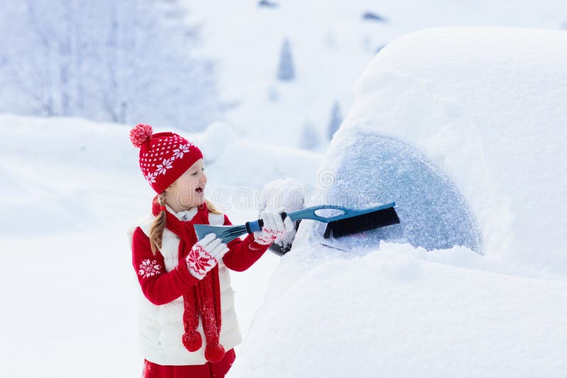 Nieve de cepillado del niño del coche después de la tormenta Niño con el cepillo del invierno y coche familiar de vaciamiento del fotografía de archivo Nieve de cepillado del niño del coche después de la tormenta Niño con el cepillo del invierno y coche familiar de vaciamiento del fotografía de archivo