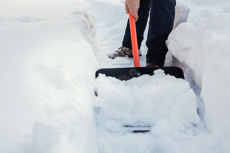 Nieve de vaciamiento del hombre por la pala después de nevadas outdoors imagenes de archivo Nieve de vaciamiento del hombre por la pala después de nevadas outdoors imagenes de archivo