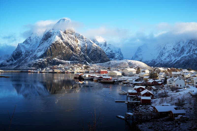 Nieve en Reine Village, islas de Lofoten, Noruega imágenes de archivo libres de regalías Nieve en Reine Village, islas de Lofoten, Noruega imágenes de archivo libres de regalías