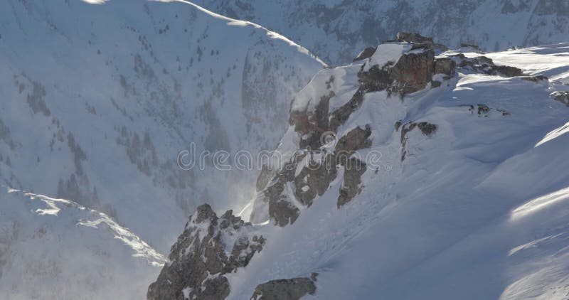 Nieve a la deriva en las altas montañas