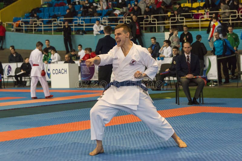 Niewiadoma atleta wykonuje podczas rywalizaci obraz stock Niewiadoma atleta wykonuje podczas rywalizaci obraz stock