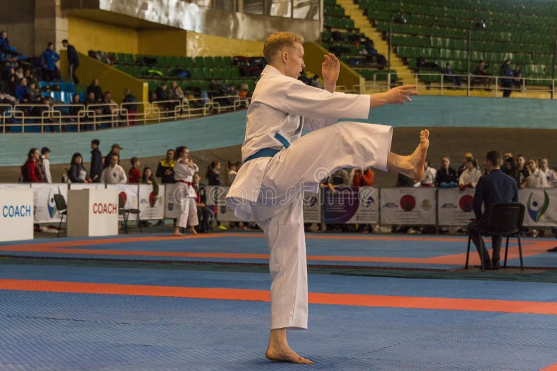 Niewiadomy atlety doskakiwanie podczas występu obraz stock Niewiadomy atlety doskakiwanie podczas występu obraz stock