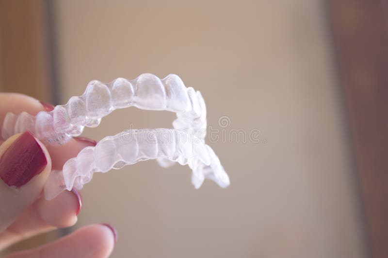 Niewidzialni stomatologiczni orthodontics trzymający kobietą zdjęcie royalty free Niewidzialni stomatologiczni orthodontics trzymający kobietą zdjęcie royalty free
