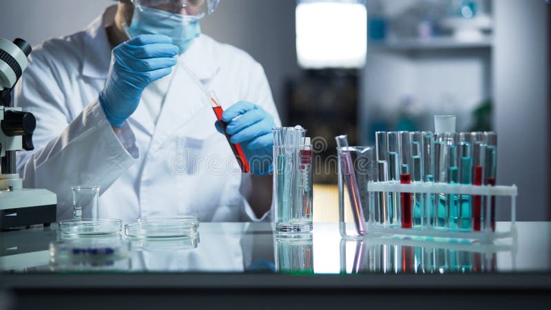 Niezależny medyczny laboratorium sprawdza atlety krwionośne dla obecności sterydy obraz royalty free Niezależny medyczny laboratorium sprawdza atlety krwionośne dla obecności sterydy obraz royalty free