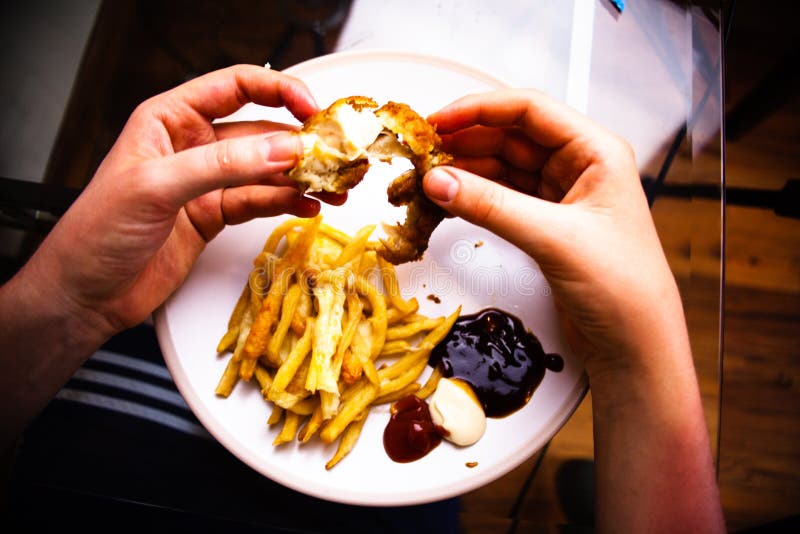 Niezdrowy łasowanie fasta food pojęcie Mężczyzna trzyma kurczaki smażących skrzydła w jego rękach Łasowanie posiłek z rękami Wyśm fotografia stock Niezdrowy łasowanie fasta food pojęcie Mężczyzna trzyma kurczaki smażących skrzydła w jego rękach Łasowanie posiłek z rękami Wyśm fotografia stock