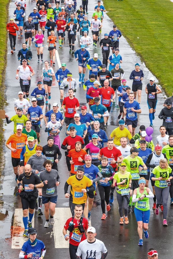 Niezidentyfikowani biegacze na ulicie podczas 16 Cracovia maratonu zdjęcie royalty free Niezidentyfikowani biegacze na ulicie podczas 16 Cracovia maratonu zdjęcie royalty free
