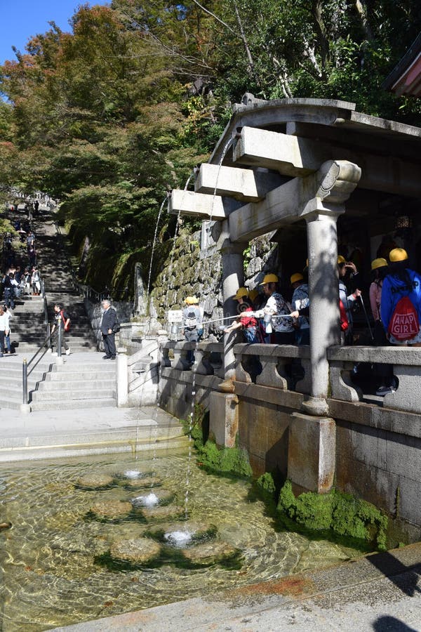 Niezidentyfikowani turyści zbiera wodę od Żadny siklawy przy Kiyomizu świątynią, Kyoto fotografia stock Niezidentyfikowani turyści zbiera wodę od Żadny siklawy przy Kiyomizu świątynią, Kyoto fotografia stock