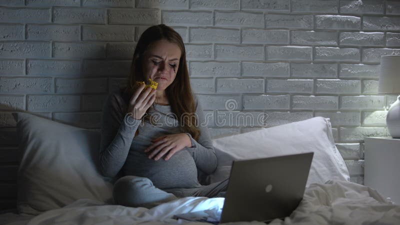 Niezwykle emocjonalny kobieta w ciąży płacz, łasowań donuts, dopatrywanie melodramat