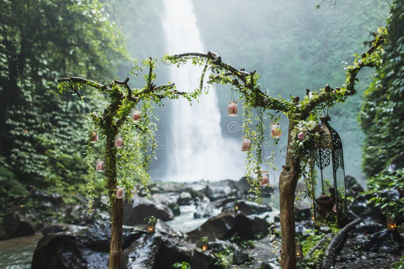 Niezwykłe święto ślubne łuku z widokiem wodospadu w dżungli