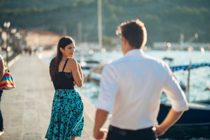 Nieśmiała flirty kobieta ono uśmiecha się mężczyzna Obsługuje dawać komplementowi introwertyk przelotna kobieta Otrzymywać komple obraz royalty free Nieśmiała flirty kobieta ono uśmiecha się mężczyzna Obsługuje dawać komplementowi introwertyk przelotna kobieta Otrzymywać komple obraz royalty free