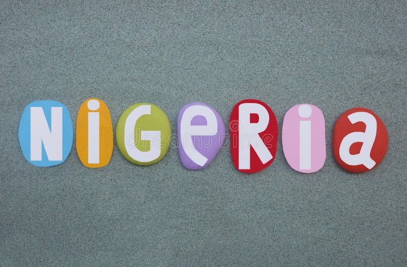 Nigeria pays en Afrique de l'Ouest logo créatif composé de lettres en pierre peinte multicolore sur le sable vert illustration stock
