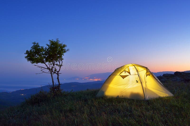 Nacht ein Zelt berge.