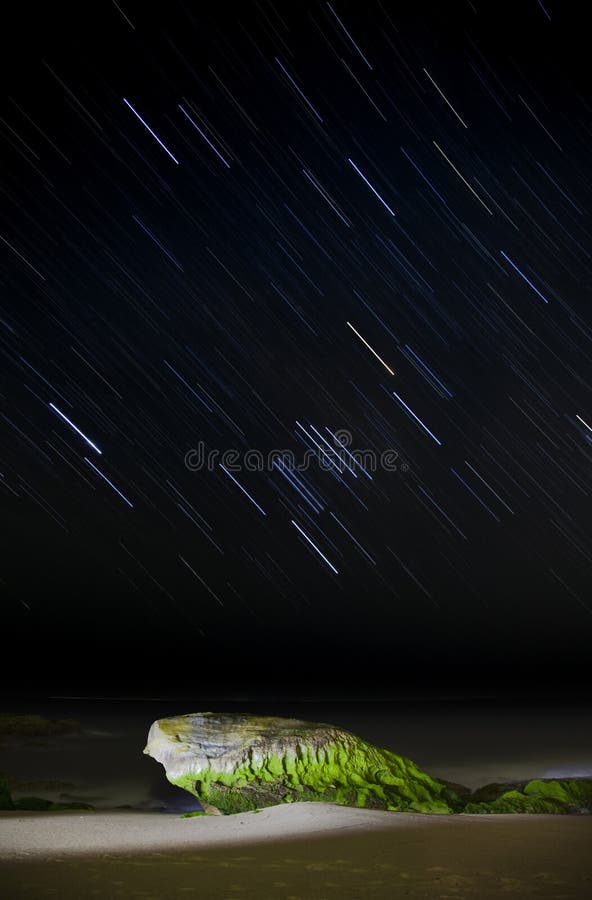 Stellare notte sul roccioso Costa 