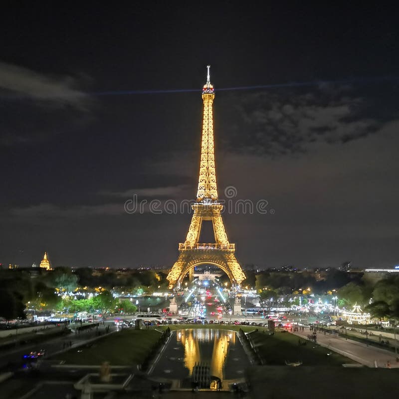 Visita Noturna à Torre Eiffel foto de stock