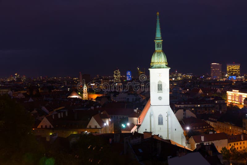 Noční osvětlení Bratislavy s katedrálou sv. Martina
