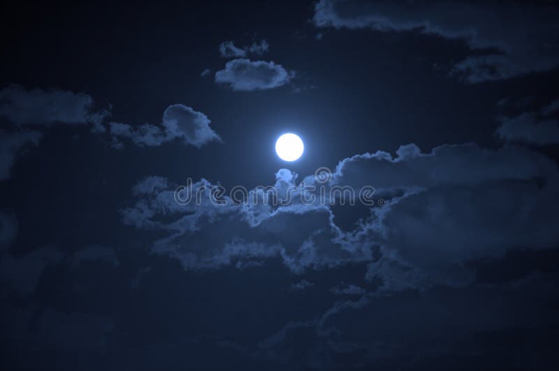 Noc krajiny zamračená obloha a mesiac.