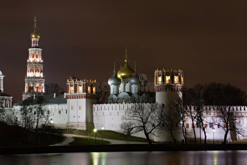 Il monastero di Novodevichy (16 secolo) a notte.