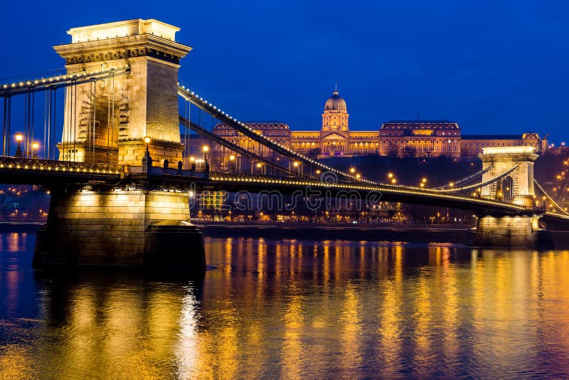 Noční Foto Řetězový Most s Národní Galerie v pozadí, Budapešť, Maďarsko.