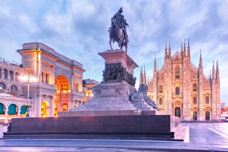 Night Piazza del Duomo στο Μιλάνο, Ιταλία στοκ φωτογραφία με δικαίωμα ελεύθερης χρήσης Night Piazza del Duomo στο Μιλάνο, Ιταλία στοκ φωτογραφία με δικαίωμα ελεύθερης χρήσης